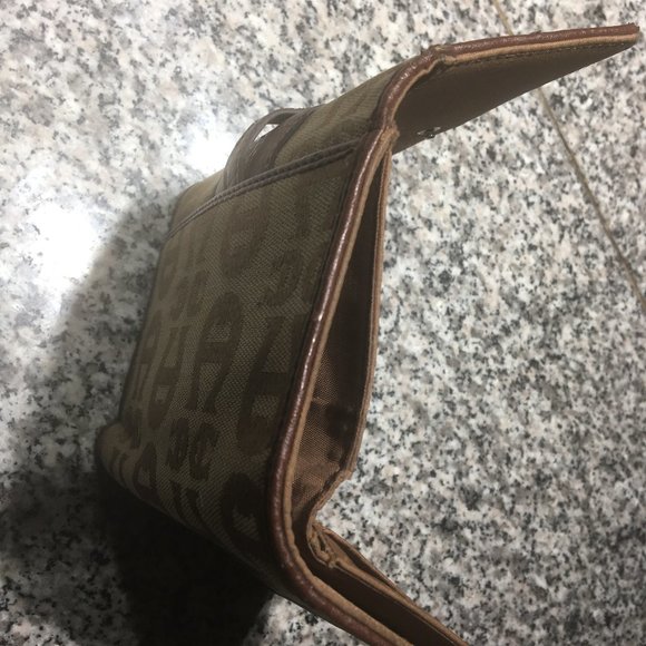 π Etienne Aigner Signature Wallet π - Picture 8 of 14